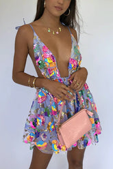 Minivestido lencero con espalda abierta y lentejuelas arcoíris